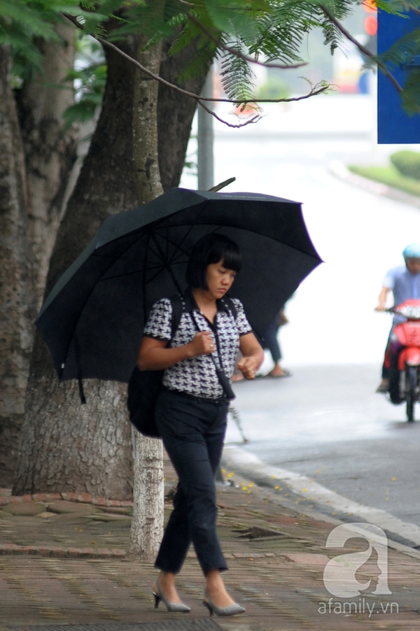 Mưa kéo dài, thời tiết Hà Nội mát mẻ như mùa thu